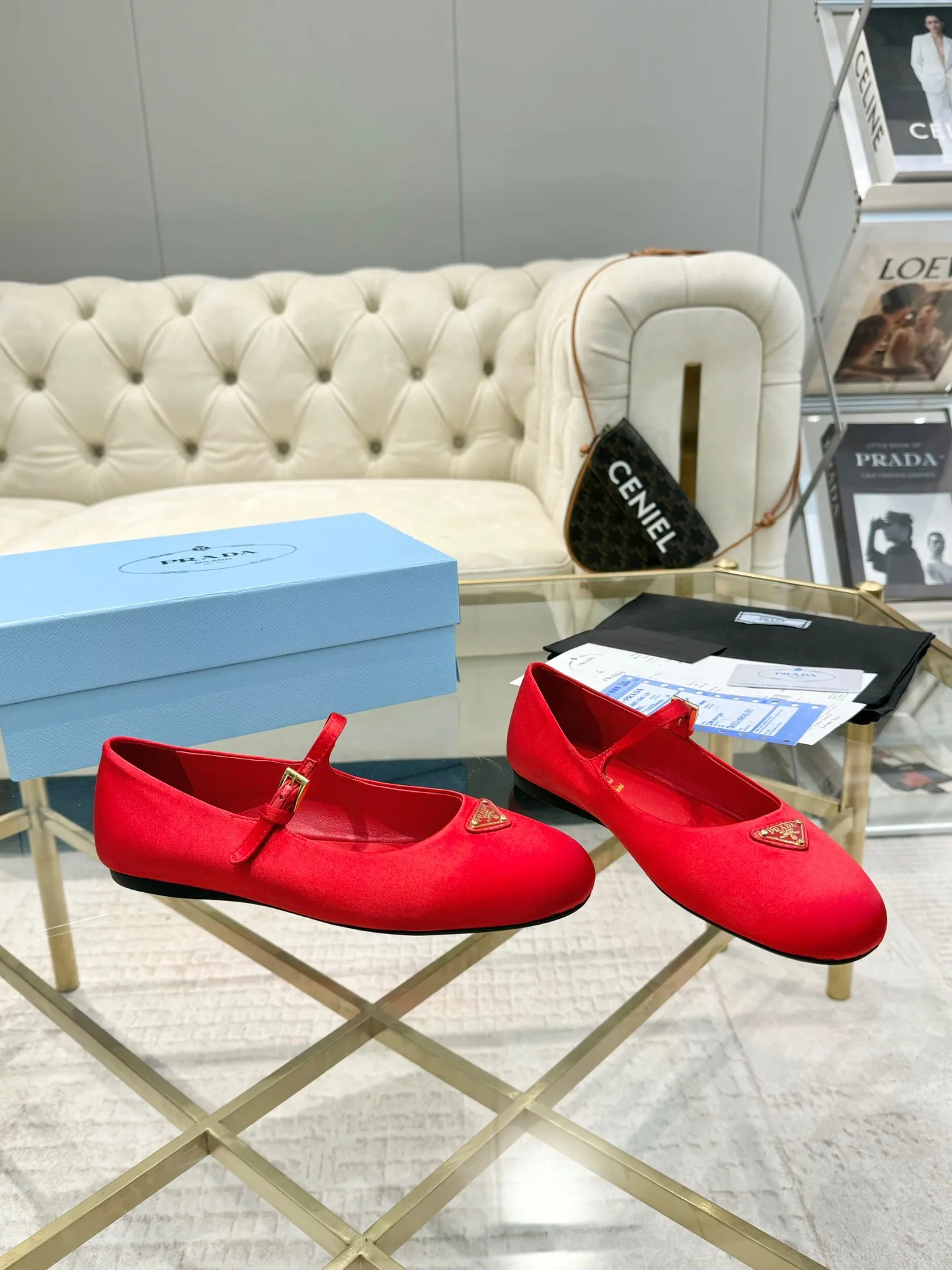 👟👟Ex-factory price 500👟👟 New arrival 👉Ready stock👈Remove the original board and make a 1:1 replica‼ ️ Highest version 2024 Prada early autumn catwalk hot style 😘 Latest autumn style Flat-soled travel series Original 1:1 mold outsole, a must-have for goddesses, super comfortable on the feet, reducing age 👉 The upper is made of imported original velvet, soft and textured, lining + foot pads, imported sheepskin lining, breathable and comfortable, private molded buckles (all original logos), packaging process Code number 35M-39M (40 41 customized, non-refundable and non-exchangeable)✅